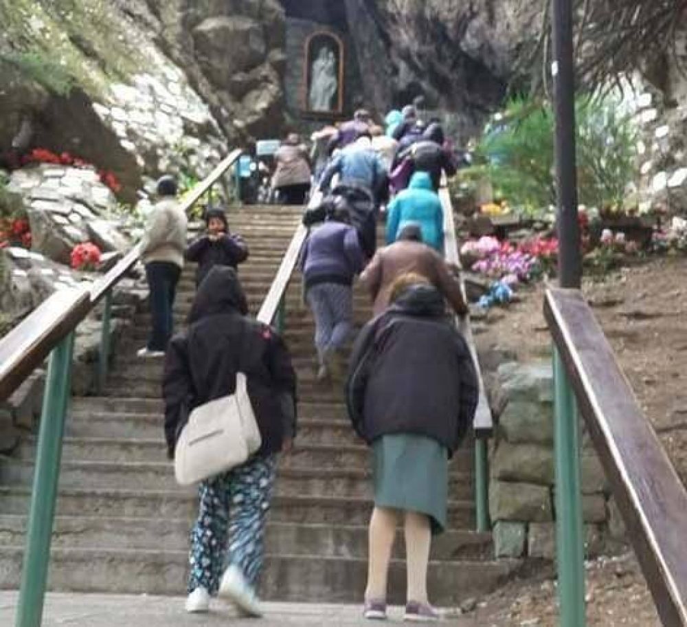 Pese a la lluvia y la nieve, numerosos fieles peregrinaron a la Virgen de las Nieves