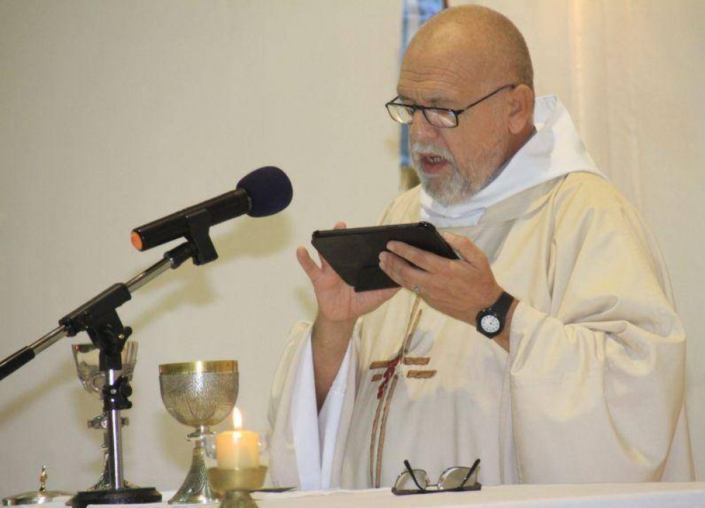 El cura sanjuanino que se hizo famoso por dar misa con una tablet