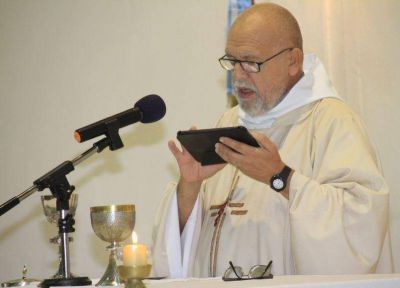 El cura sanjuanino que se hizo famoso por dar misa con una tablet