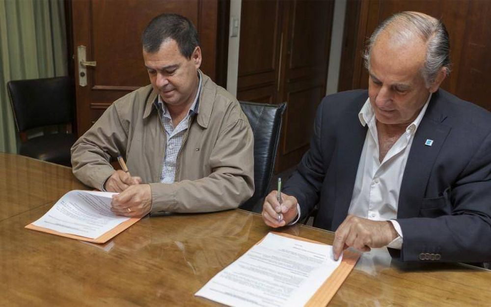 El Ministerio de Produccin y Senasa firman plan de lucha contra la langosta