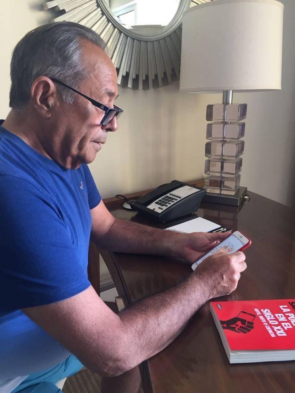Adolfo Rodr�guez Sa� poste� una foto con un libro de Dur�n Barba