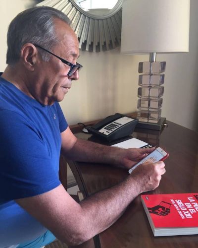Adolfo Rodr�guez Sa� poste� una foto con un libro de Dur�n Barba