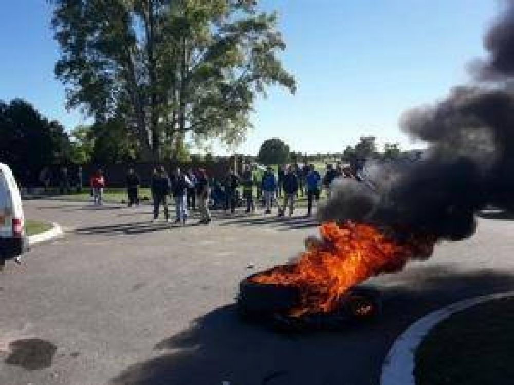 Protesta por despidos en Pilar Golf