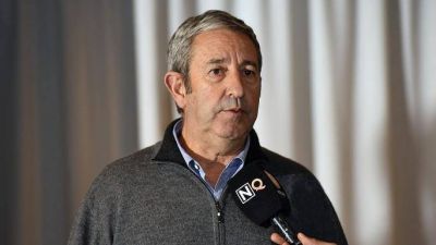 Cobos tambi�n critic� el impuesto al vino
