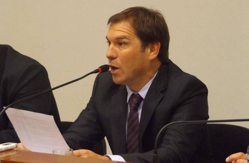 Di Cesare: �De 100 pesos de impuestos, a los municipios le vuelve 5�