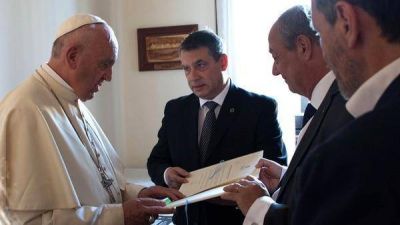 Un empresario argentino viajó a Roma para advertirle al Papa por la esclavitud en torno al Mundial de Qatar 2022