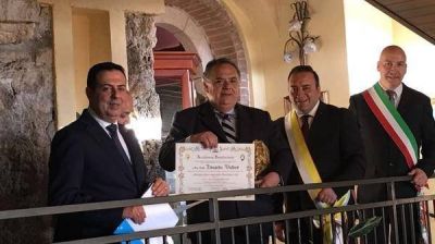Distinguieron a Eduardo Vald�s con la orden de Bonifacio VIII