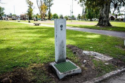 Instalan bebederos en las plazas de Presidente Pern