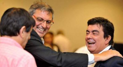 Espinoza quiso presionar a los legisladores del PJ pero los intendentes le vaciaron la reuni�n