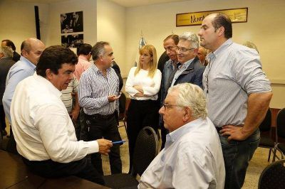 Intendentes y legisladores rechazan nuevo endeudamiento y avance de Vidal contra los municipios