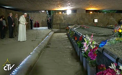El Papa reza al �Dios de los rostros y de los nombres� en las Fosas Ardetinas