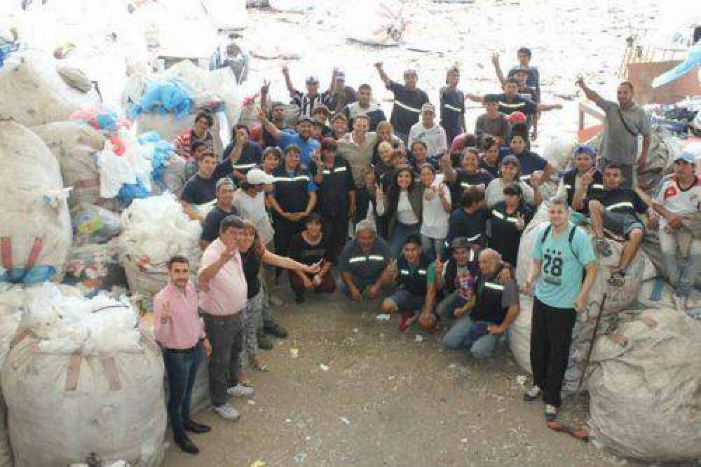 Los 150 trabajadores de J�venes en Progreso recibieron un micro para mejorar sus condiciones laborales y la recolecci�n en los barrios.