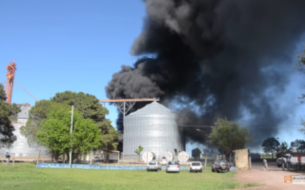 Rivadavia: Incendio en dep�sito con agroqu�micos gener� alerta en Am�rica