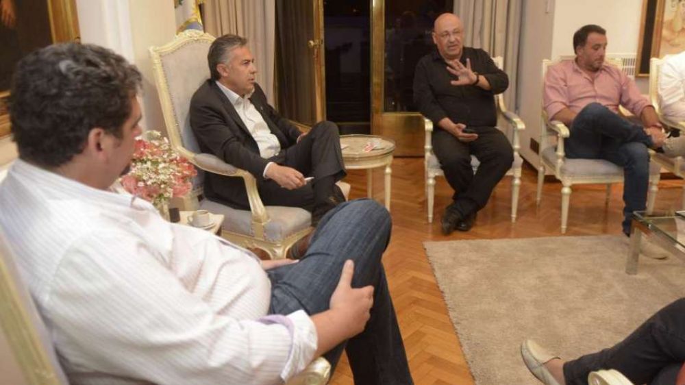 Cornejo negocia el impuesto al vino junto al Pacto Fiscal