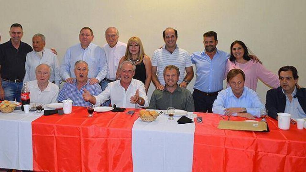 Benedetti, Varisco, Rogel y Galimberti para la foto del festejo radical