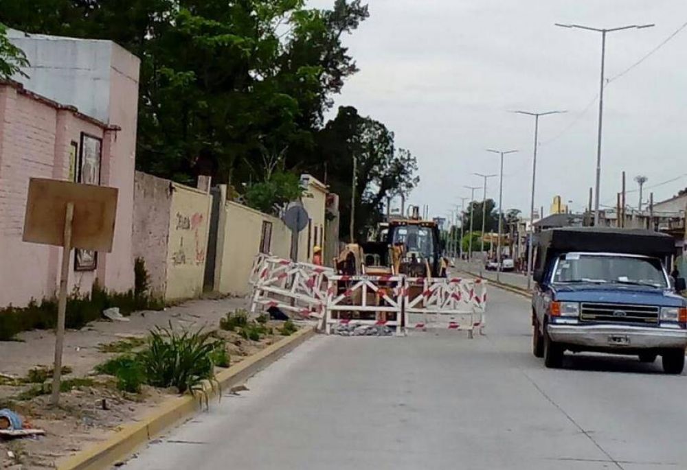 AySA est� rompiendo el nuevo asfalto de la avenida Mitre en Ezpeleta