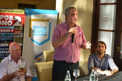 Passalacqua y Mac Allister entregaron ayuda financiera a entidades deportivas de la provincia