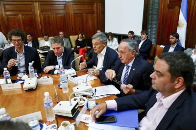 LA UIA defendi� a las industrias de gaseosas y vinos y le solt� la mano a Bertone