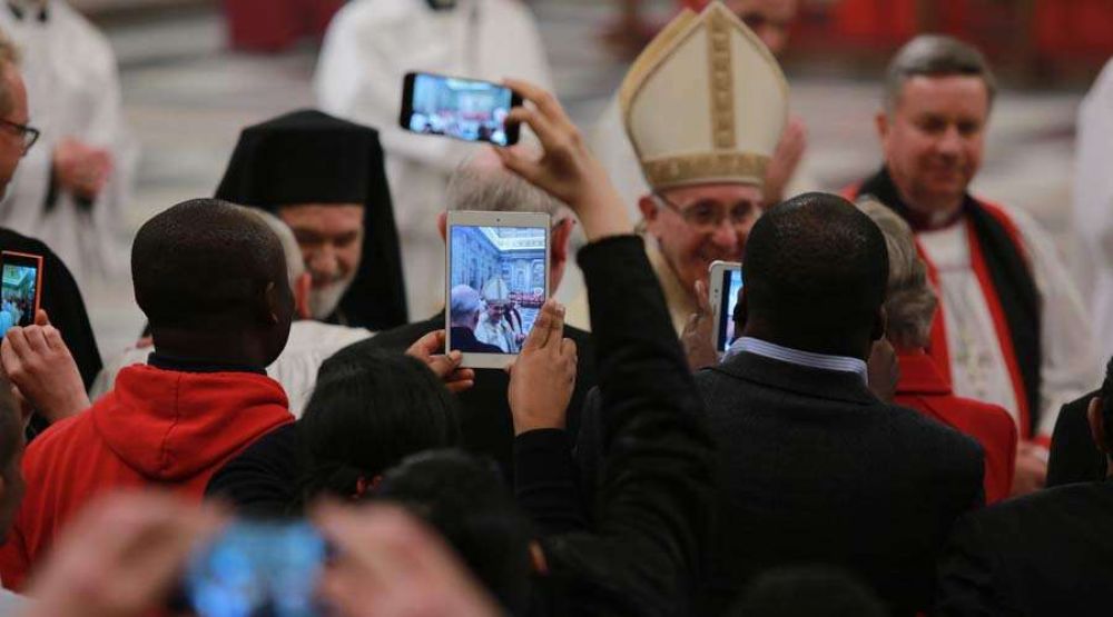 El Papa: Entristece ver fieles y obispos que hacen fotos en Misa. No es un espectculo!
