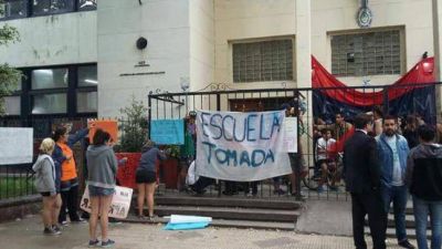 Aprender: toman escuela en Banfield