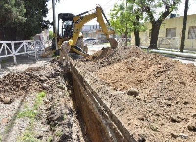 Contin�a la obra de cloacas que beneficiar� a m�s de 8 mil vecinos de Esteban Echeverr�a