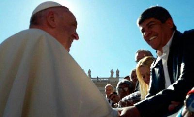 Pablo Moyano recibi� la bendici�n del papa por la Reforma laboral y le regal� un cami�n de juguete