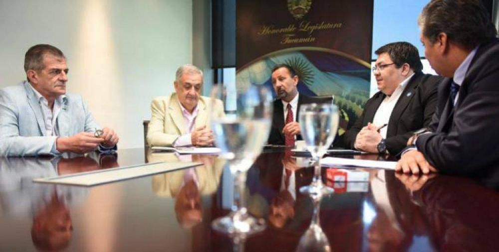 Legisladores firmaron una solicitada en Defensa de la Econom�a de Tucum�n