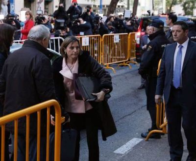 La presidenta del Parlamento catal�n niega la secesi�n y esquiva la c�rcel