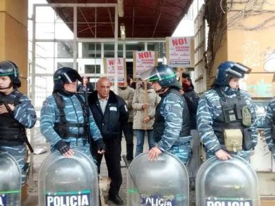 Represi�n policial en violento desalojo de la sede de Desarrollo Social