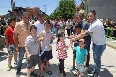 Zabaleta inaugur� un puente vehicular y peatonal en William Morris junto a Gustavo Men�ndez