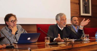 El Gobernador disert� en Espa�a sobre las pol�ticas p�blicas para refugiados