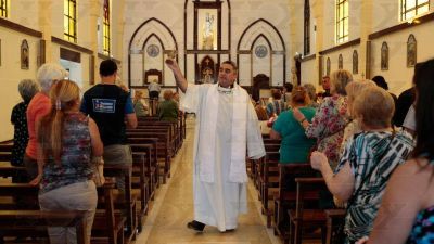 Una multitud de platenses asisti� a la procesi�n por la Rosa M�stica