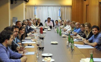 El show del PJ: los K se anotan, los peronistas se juntan, el randazzismo opina y el FR mira