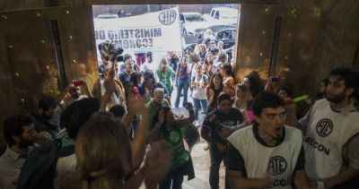 �Frente a los despidos, vamos a paralizar el Estado y a convertir a los ministerios en una trinchera�