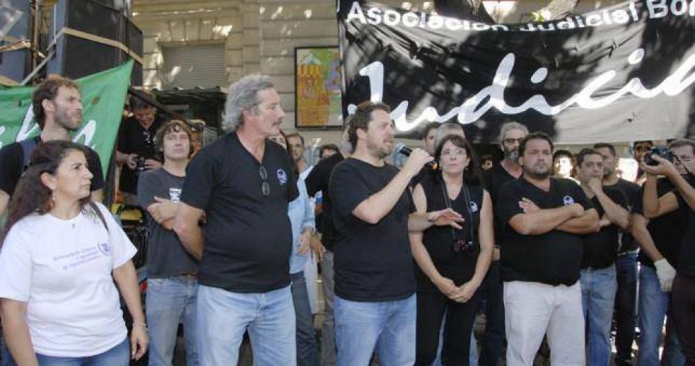 Contra los descuentos de Vidal, paran y marchan los judiciales