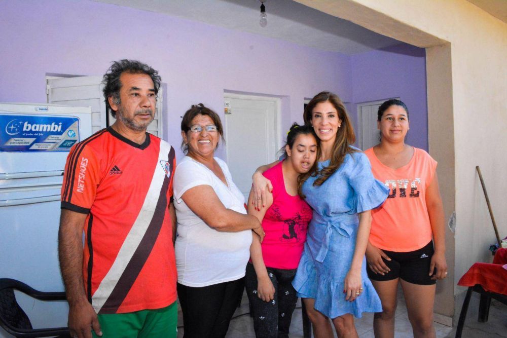 La gobernadora inaugur� viviendas en barrios de Capital y Banda