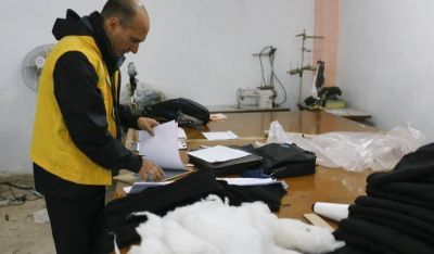 Encontraron a 17 personas encerradas con candado en un taller textil clandestino