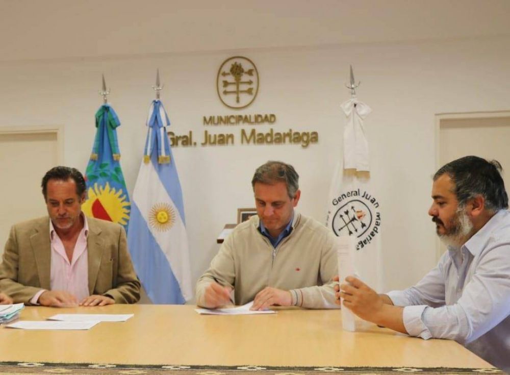 Santoro firm� convenio con la empresa que construir� 70 viviendas sociales