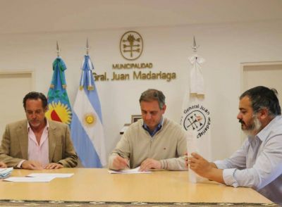 Santoro firm� convenio con la empresa que construir� 70 viviendas sociales