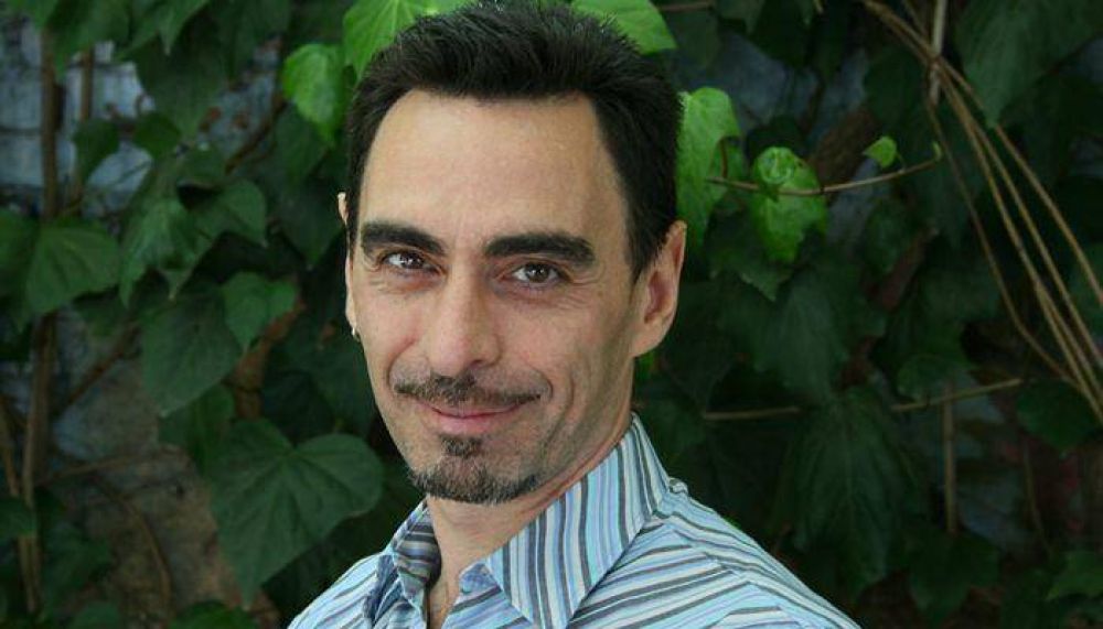 El escritor Federico Andahazi ley entre lgrimas la amenaza antisemita que le mandaron por email