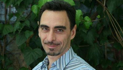 El escritor Federico Andahazi ley� entre l�grimas la amenaza antisemita que le mandaron por email