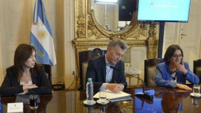 Corpacci firm� el acuerdo con Macri por el nuevo pacto fiscal