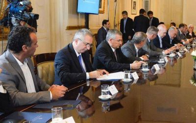 Passalacqua adhiri� al pacto fiscal de naci�n y exalt� la �atm�sfera de di�logo� en un �acuerdo hist�rico�