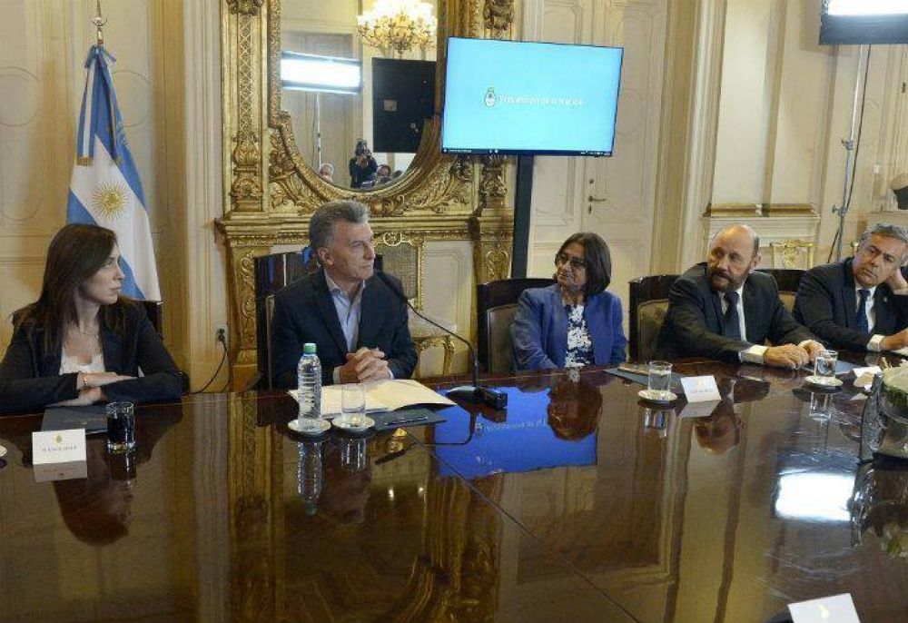 Macri le pidi a los gobernadores planchar los salarios pblicos en las paritarias