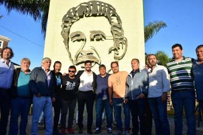 Men�ndez se mostr� con Hugo Moyano e intendentes peronistas en un homenaje a Rucci en Merlo