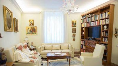 �La oraci�n del Papa Benedicto nos acompa�a. Es maestro y amigo�