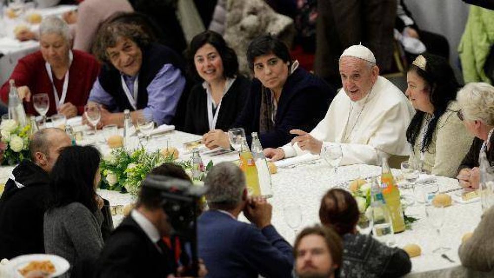 Francisco abre el Vaticano y comparte la mesa con mil 500 pobres