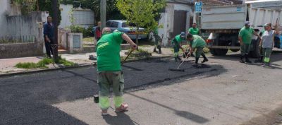 Nuevo operativo de bacheo y limpieza en Lan�s Este