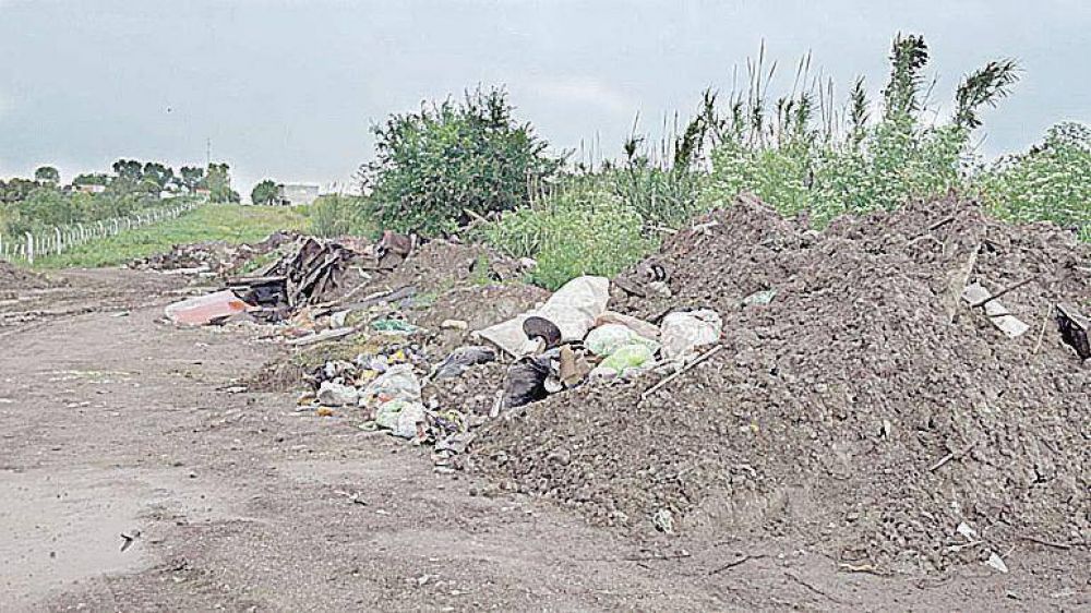 No aflojan los vuelcos de basura en Hern�ndez