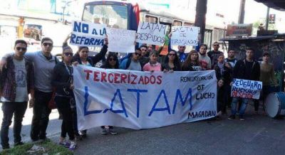 Protesta de trabajadores tercerizados de Latam en Banfield